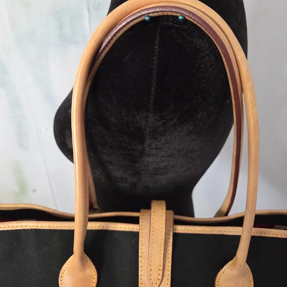 Elegant Black and Tan Tote Bag - Picture 4 of 16